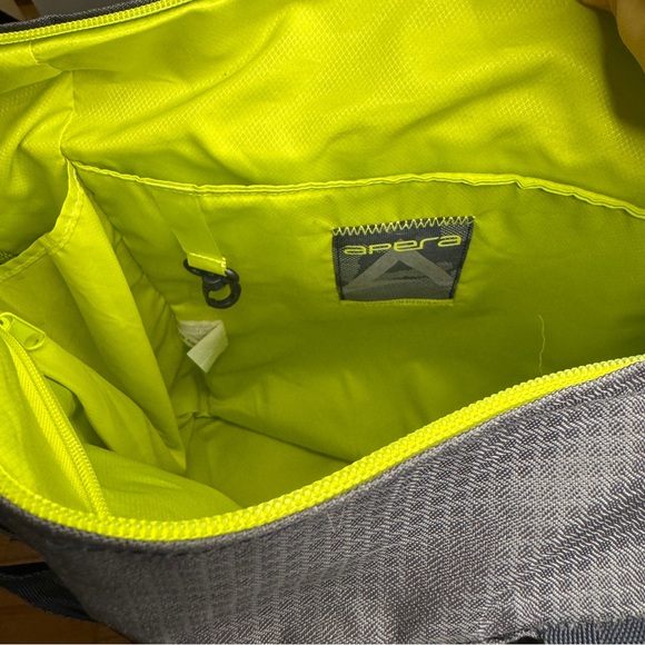 Like new Apera Lightweight Fitness Antimicrobial Studio Tote Bag (21L) Graphite - Picture 4 of 6